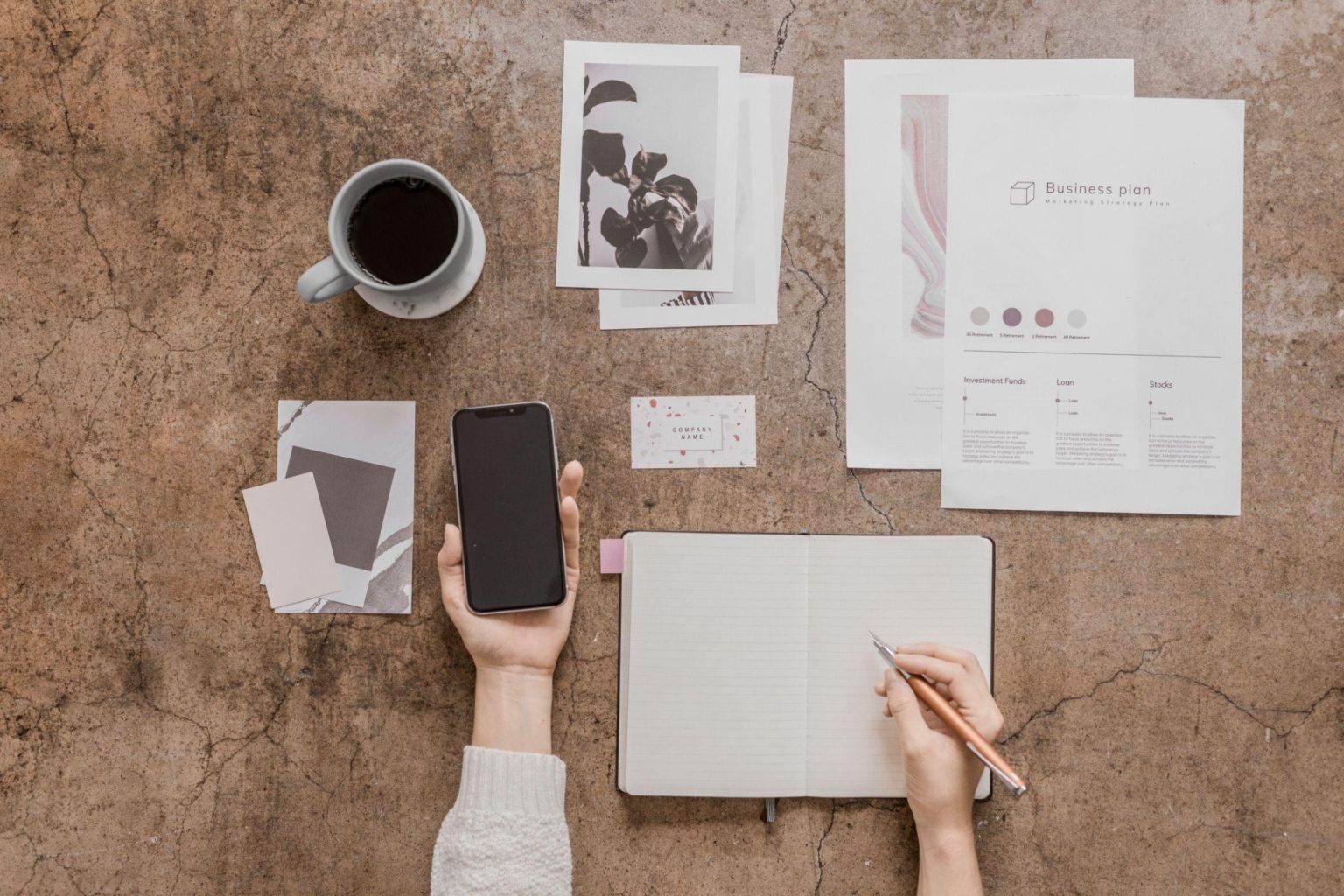 Femme entrepreneur et ses outils pour gérer son business.